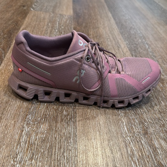 Women’s pink On Cloud size 9 - Picture 2 of 3